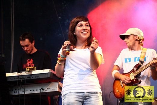 Sara Lugo (D) with Protoje and The Dub Akom Band 17. Reggae Jam Festival - Bersenbrueck 05. August 2011 (10).JPG